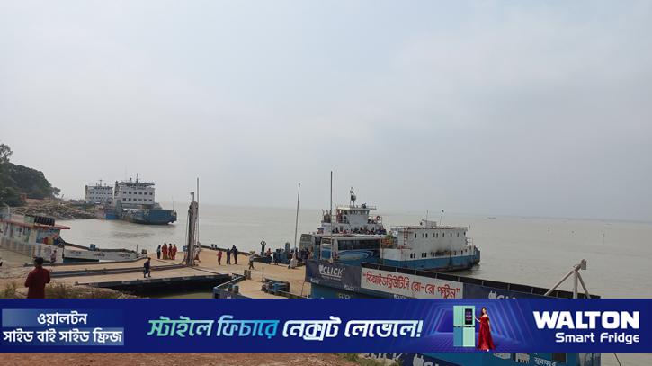 দৌলতদিয়া ফেরিঘাটে নিয়ন্ত্রণ হারিয়ে বাস পড়ল নদীতে