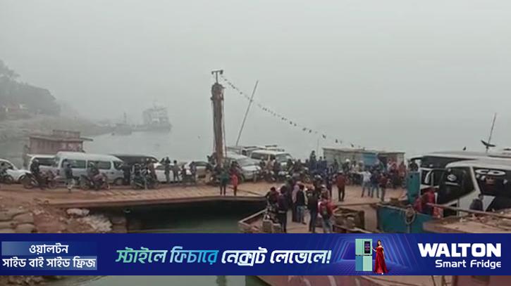 আবারো ঘাটে নিয়ন্ত্রণ হারিয়ে বাস পড়ল নদীতে