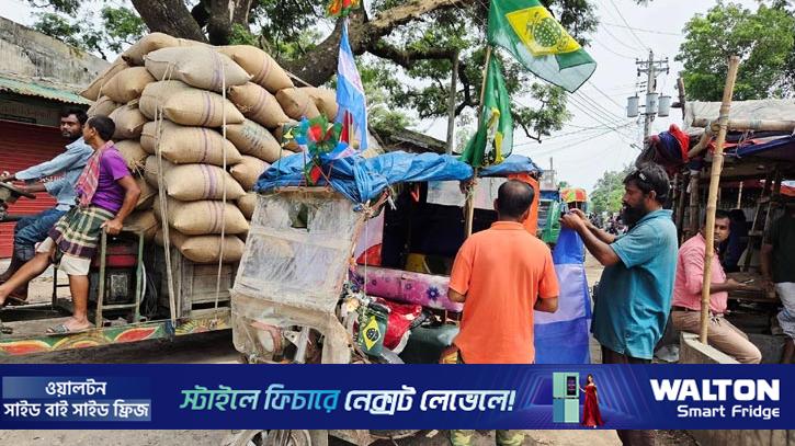 বিশ্বকাপ ঘিরে হিলিতে পতাকা বিক্রির হিড়িক