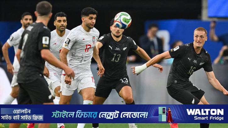 ইরানকে ঘিরে উত্তাল গ্যালারি, ফুটবল ছাপিয়ে রাজনীতি