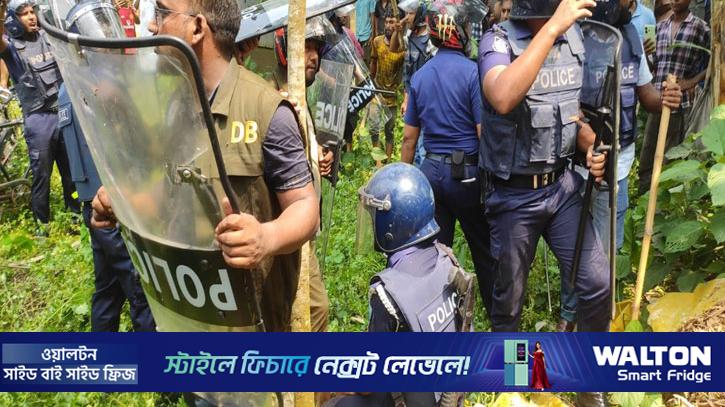 লালমনিরহাটে জনতা-পুলিশ সংঘর্ষ, ডিসি-এসপির গাড়ি ভাঙচুর, ওসি প্রত্যাহার