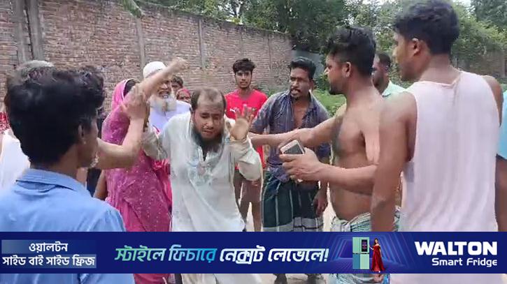 শিশুকে যৌন নিপীড়নের অভিযোগে যুবককে গণপিটুনি দিয়ে পুলিশে সোপর্দ 
