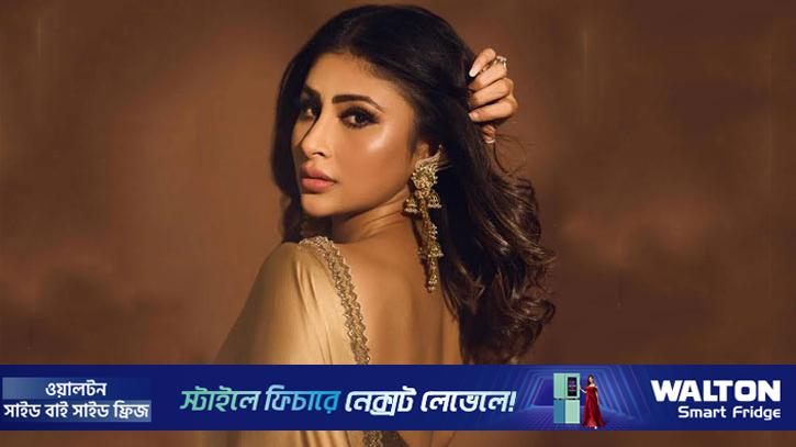 সমকামী গুঞ্জনে মুখ খুললেন মৌনী