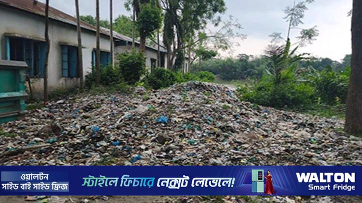 স্কুলের জানালার পাশে ময়লার স্তূপ, অতিষ্ঠ শিক্ষক-শিক্ষার্থী