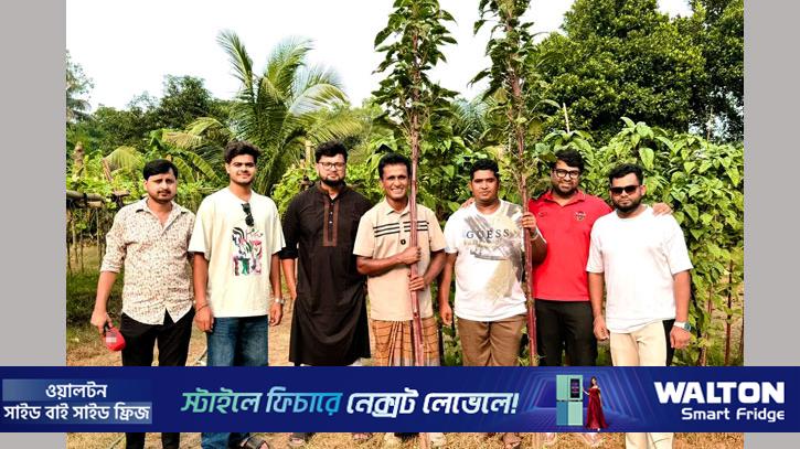 পূবাইলে ১০ ফুটের শাকের ডাটা দেখতে ভিড় করছেন দর্শনার্থীরা