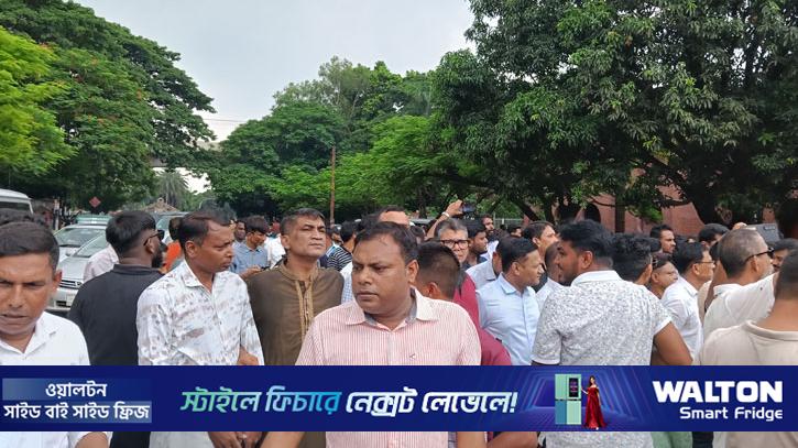 শ্রদ্ধা জানাতে জিয়া উদ্যানে যুবদল নেতাকর্মীদের ভিড় 