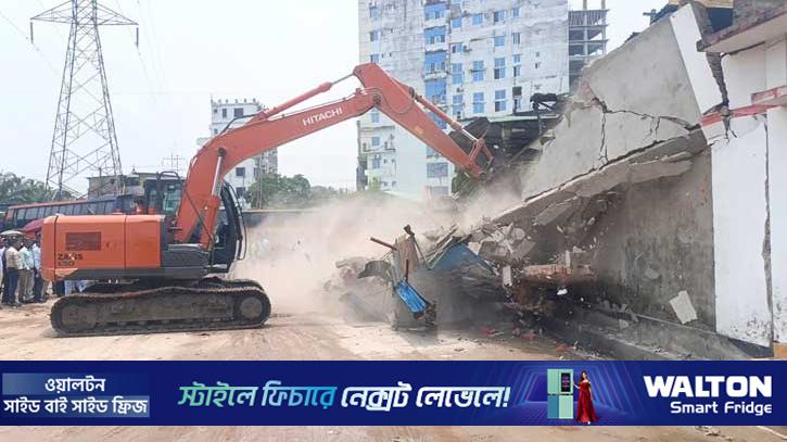 ময়মনসিংহ শহরে অবৈধ স্থাপনা উচ্ছেদ 