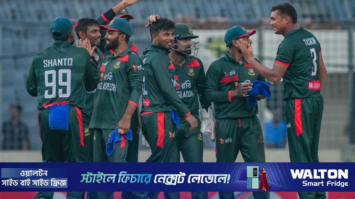 অস্ট্রেলিয়াকে উড়িয়ে রইল বাকি ইংল‌্যান্ড