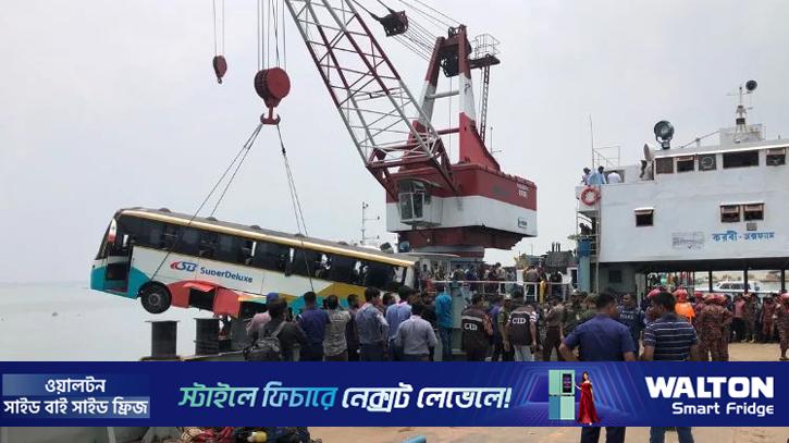 পড়ে যাওয়া বাসযাত্রীদের নিয়ম মেনে আগেই নামানোয় প্রাণহানি হয়নি: মন্ত্রণালয়