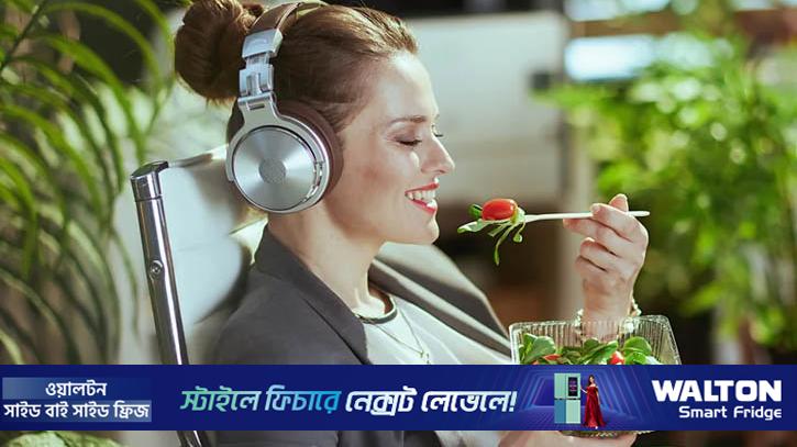অজান্তেই বেশি খাচ্ছেন? অভ্যাস বদলাতে মনোবিজ্ঞানীর পরামর্শ জেনে নিন