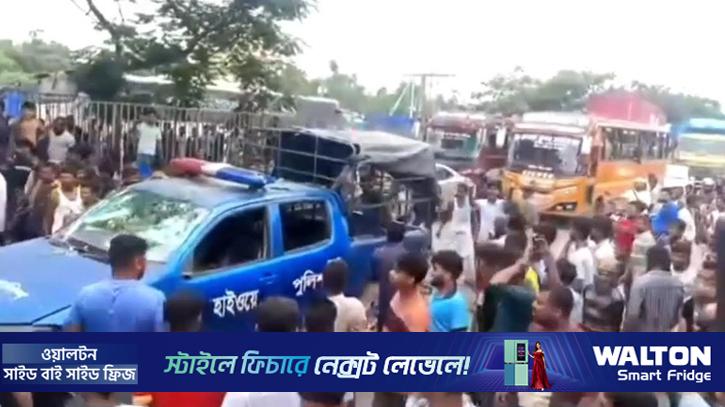 কুমিল্লায় পুলিশ-জনতা সংঘর্ষ, গাড়ি ভাঙচুর