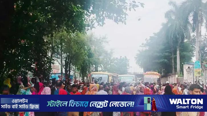 রামপুরায় পোশাক শ্রমিকদের বিক্ষোভ