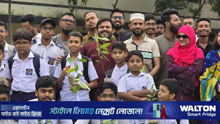 শিক্ষার্থীদের মধ্যে গাছের চারা বিতরণ করলেন মেয়র পদপ্রার্থী এনসিপির আরিফুল