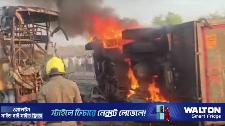 অন্ধ্রপ্রদেশে বাস ও লরির সংঘর্ষে অগ্নিদগ্ধ হয়ে নিহত ১২