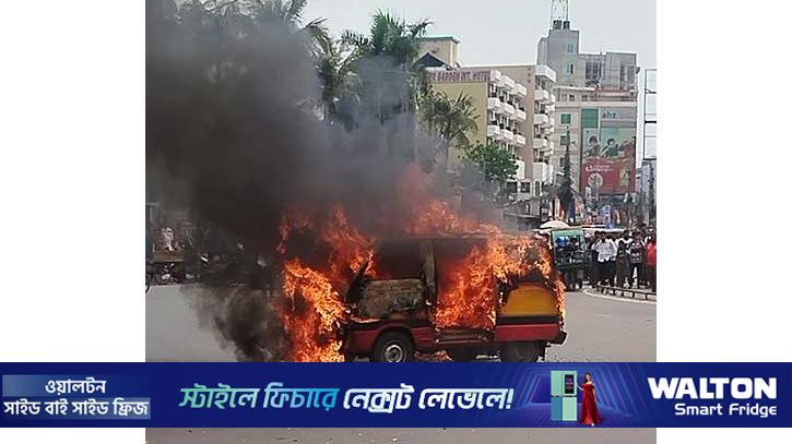 খুলনায় অগ্নিকাণ্ডে পুড়ল অ্যাম্বুলেন্স