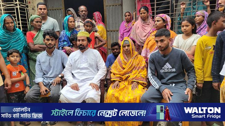 ফেসবুকে ঠিকানা পেয়ে ৪০ বছর পর বাড়ি ফিরলেন আঞ্জুমান আরা