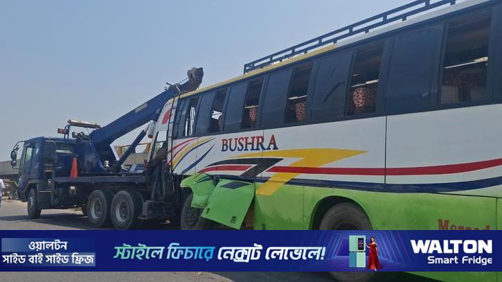 সিরাজগঞ্জে সড়ক বিভাজকে ধাক্কা দিল বাস, নিহত ৩