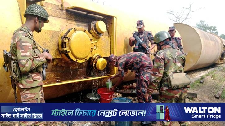 লাইনচ্যুত ট্রেন থেকে ১ হাজার লিটার ডিজেল সংগ্রহ বিজিবির