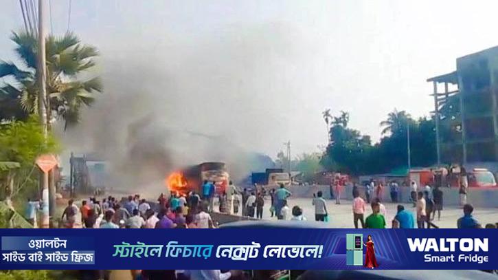 বগুড়ায় চলন্ত বা‌সে আগুন