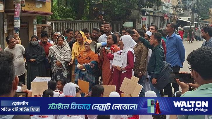 বরিশালের সড়কে স্কুলছাত্রী নিহতের প্রতিবাদে সহপাঠীদের বিক্ষোভ
