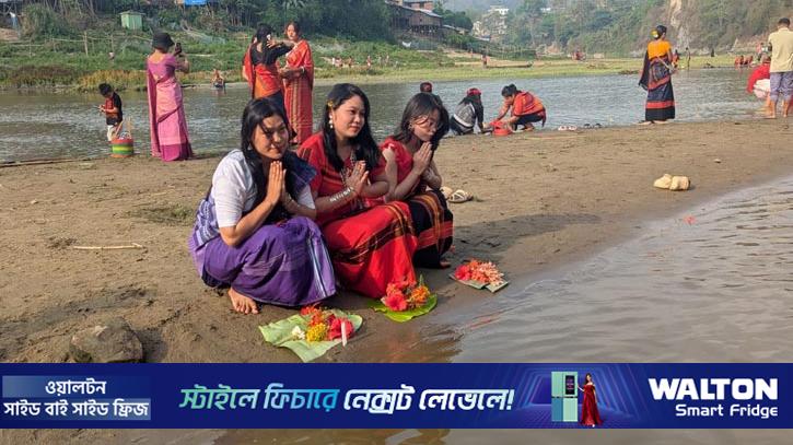 সাঙ্গু নদীতে ফুল ভাসানোর মধ্য দিয়ে বিজু উৎসব শুরু