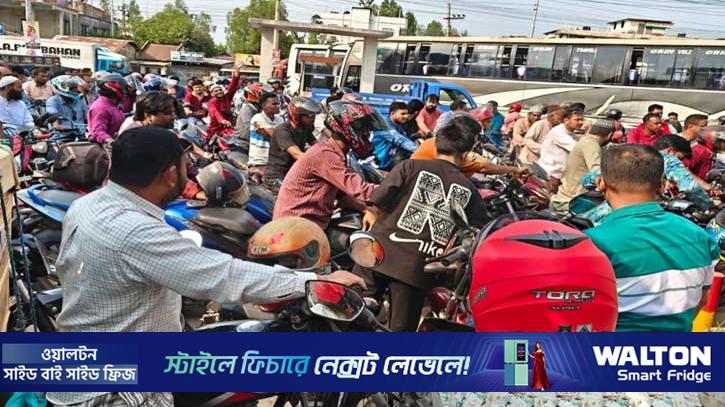 গাইবান্ধায় তেলের পাম্প বন্ধ থাকায় সংঘর্ষ, অবরোধ 