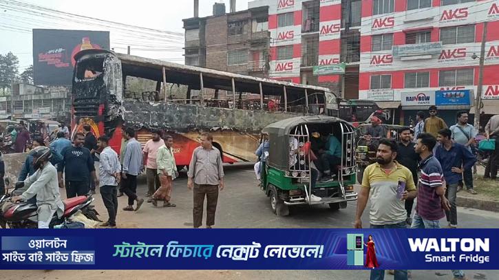 ঝিনাইদহে বাসে অগ্নিসংযোগের প্রতিবাদে মহাসড়কে বিক্ষোভ