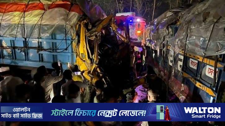 বগুড়ায় তিন ট্রাক ও এক বাসের সংঘর্ষ, আহত ১৫