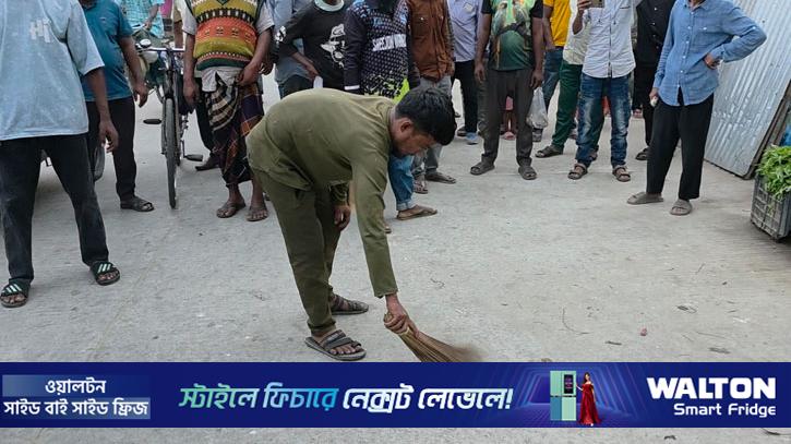 চোরকে দিয়ে রাস্তা ঝাড়ু দেওয়ালেন এলাকাবাসী