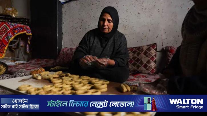 অভাবের মধ্যেও গাজার এক নারী ঈদের ঐতিহ্য বাঁচিয়ে রেখেছেন