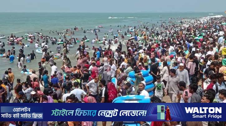 পর্যটকে মুখর কক্সবাজার সমুদ্রসৈকত 