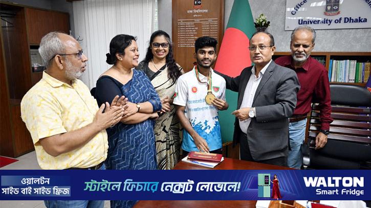 প্রধানমন্ত্রীর থেকে ঢাবি শিক্ষার্থীর ক্রীড়াকার্ড ও সম্মাননা লাভ