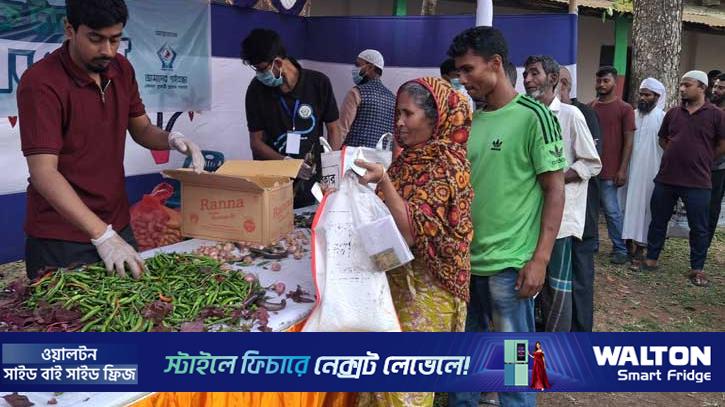 গাইবান্ধায় ‘এক টাকায়’ ঈদ বাজার পেল ২৫০ পরিবার 