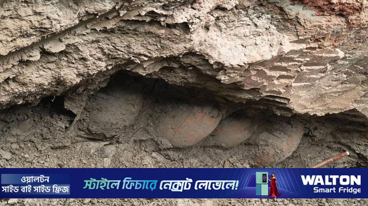 ফরিদপুরে মাটি খুঁড়তেই মিলল প্রাচীন কলস, গুপ্তধনের গুঞ্জন