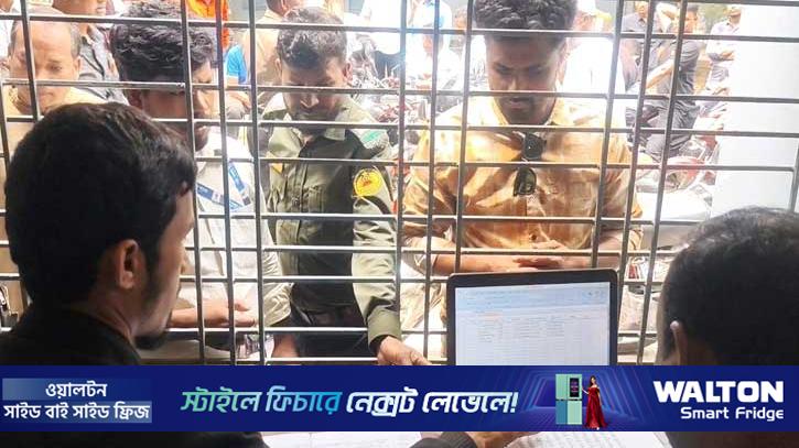 ঠাকুরগাঁওয়ে জ্বালানি সংকট: ফুয়েল কার্ড নিতেও দীর্ঘ লাইন