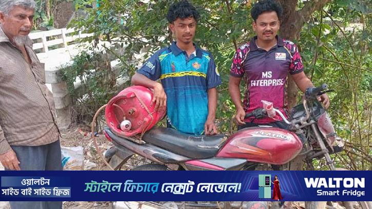 রান্নার গ্যাস সিলিন্ডারে মোটরসাইকেল চালাচ্ছেন ২ ভাই