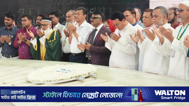 জিয়াউর রহমান ও বেগম খালেদা জিয়ার সমাধিতে হুইপদের শ্রদ্ধা