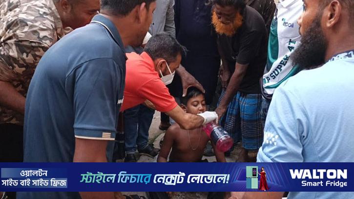 ফেসবুক লাইভে বাবা ও দুই ছেলের বিষপান