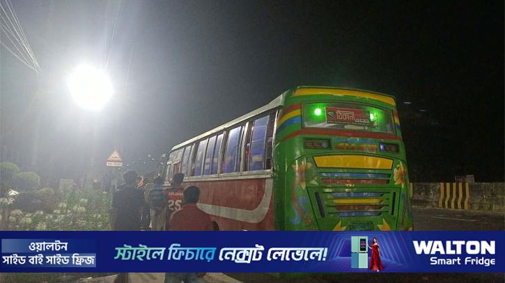 চলন্ত বাস থেকে জাবি শিক্ষার্থীকে ধাক্কা, সমঝোতায় ছাড়া পেল ৬ বাস