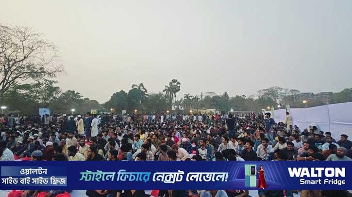 জাবি শিবিরের ইফতারে শিক্ষার্থীদের ভিড়, অনেকে ইফতার পাননি