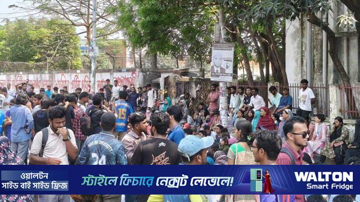 প্রশাসনের মামলা, বিচার দাবিতে শিক্ষার্থীদের বিক্ষোভ