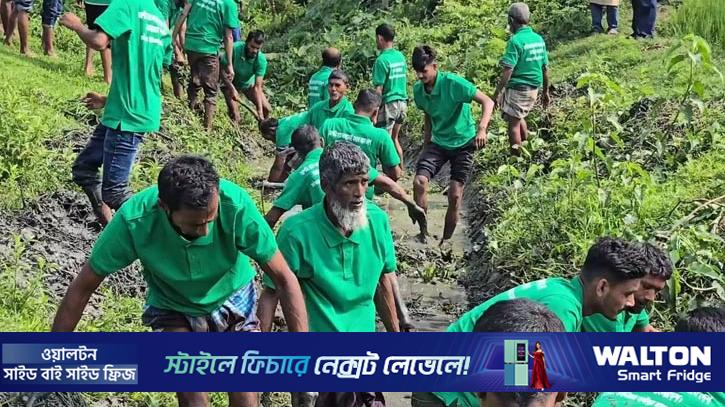 কিশোরগঞ্জে এলাকাবাসীর স্বেচ্ছাশ্রমে হচ্ছে দেড় কিলোমিটার খাল খনন