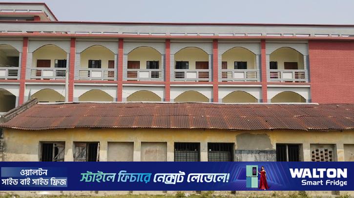 বিদ্যালয় থেকে অচেতন ও মুখে টেপ লাগানো অবস্থায় কিশোরী উদ্ধার