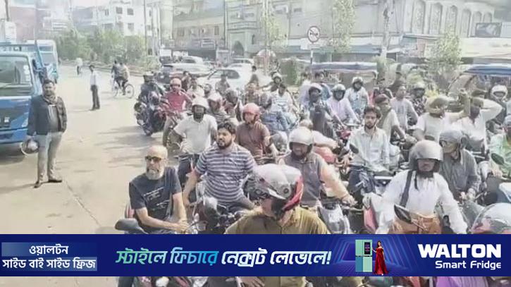 কুষ্টিয়ায় তেলের জন্য ভিড়, তীব্র যানজটে সড়কে বিশৃঙ্খলা