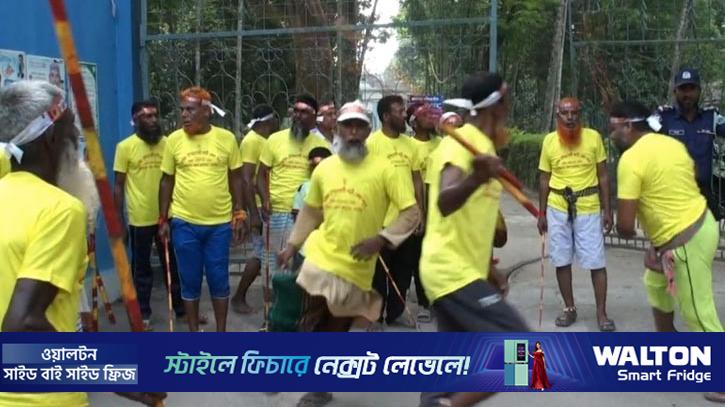 নাটোর রাজবাড়ীতে লাঠিখেলায় মুগ্ধ দর্শনার্থীরা