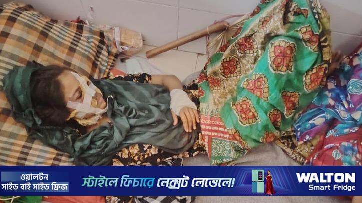 ‘ব্লেড’ দিয়ে খুঁচিয়ে সাবেক স্ত্রীকে হত্যাচেষ্টার অভিযোগ