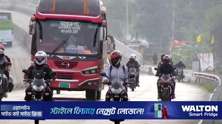 মোটরসাইকেলে ঝুঁকি নিয়ে বাড়ি ফিরছে মানুষ