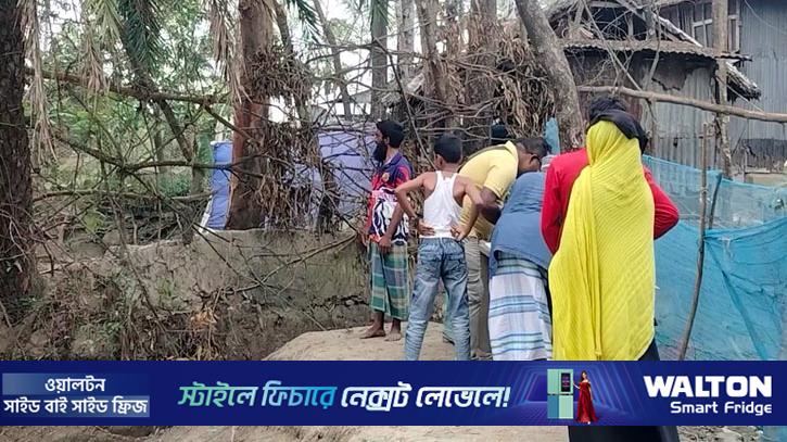 সড়কে প্রতিবেশীর বেড়ায় চলাচল বন্ধ, গৃহবন্দী ৪ পরিবার