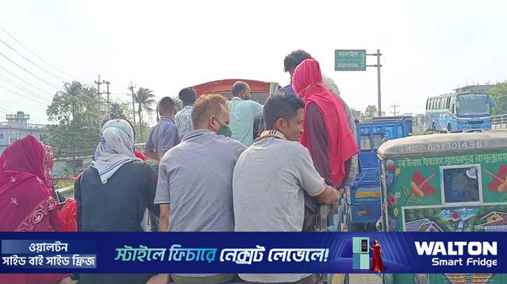 ঝুঁকি নিয়ে পিকআপে বাড়ি ফিরছে যাত্রীরা 