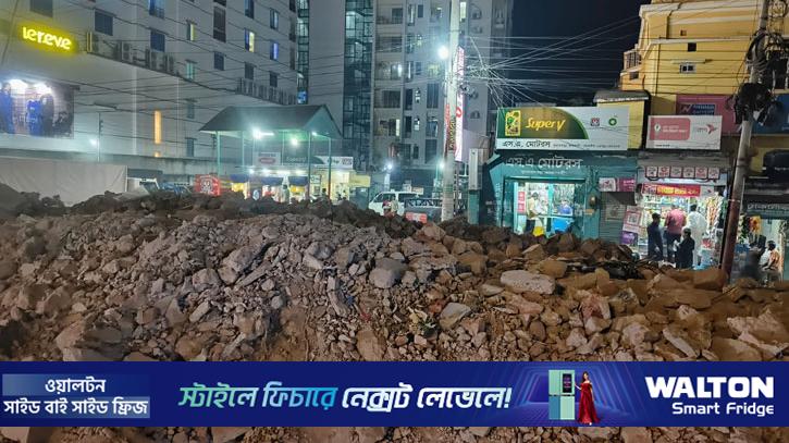 আ.লীগ কার্যালয়ে দুপুরে ঝোলানো হলো ‘পাবলিক টয়লেট’, সন্ধ্যায় নেই